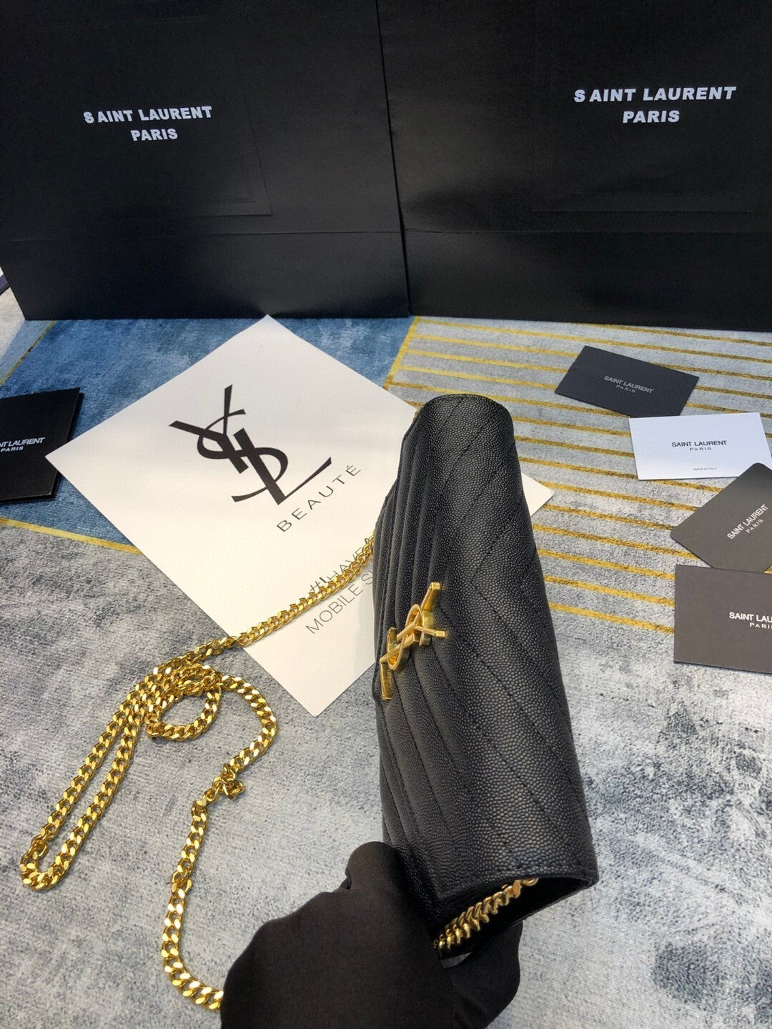 Bolsa Tiracolo Feminina Saint Laurent – Preta com Corrente Dourada