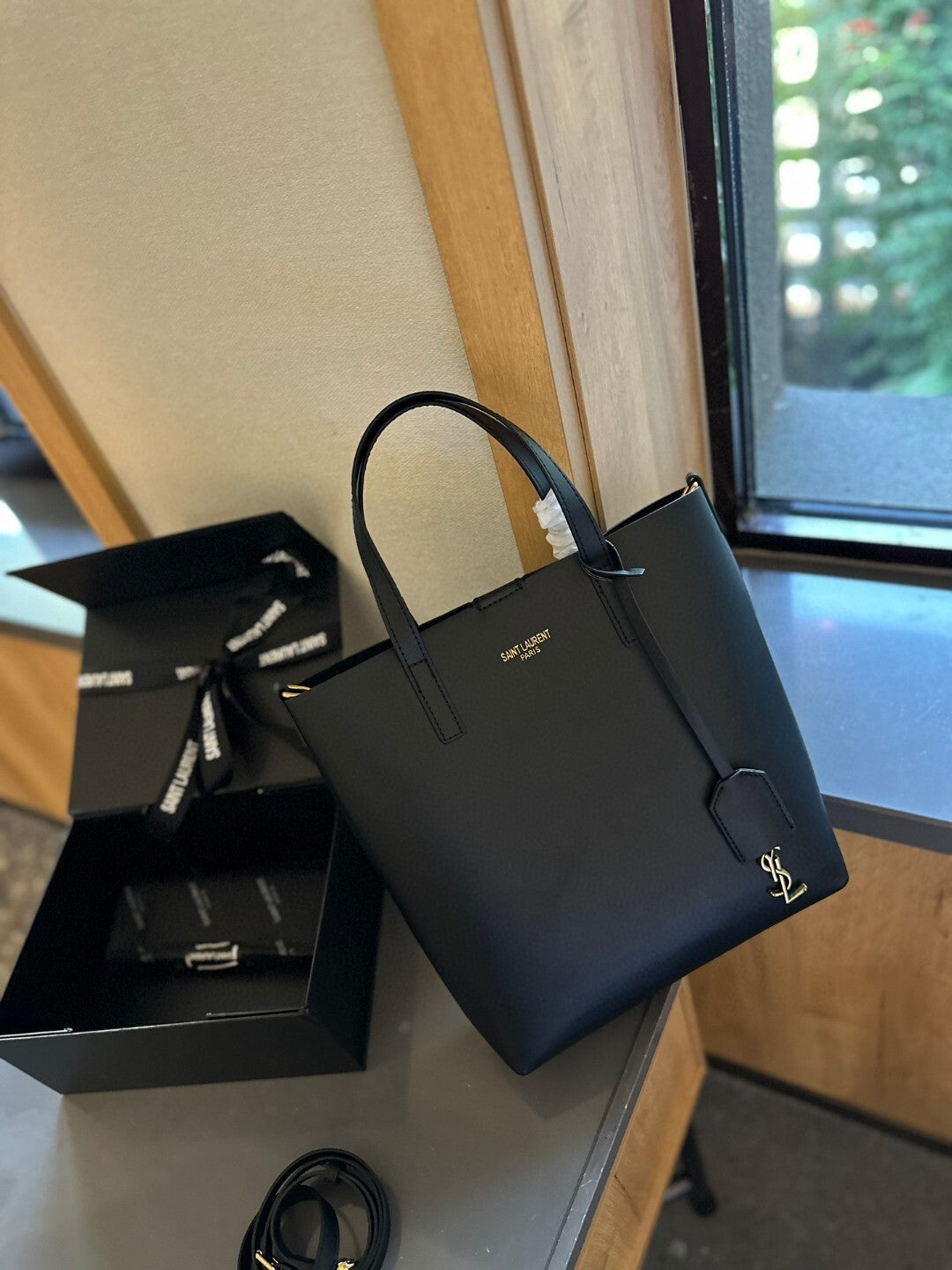 Bolsa Tote Feminina Saint Laurent – Preta Minimalista