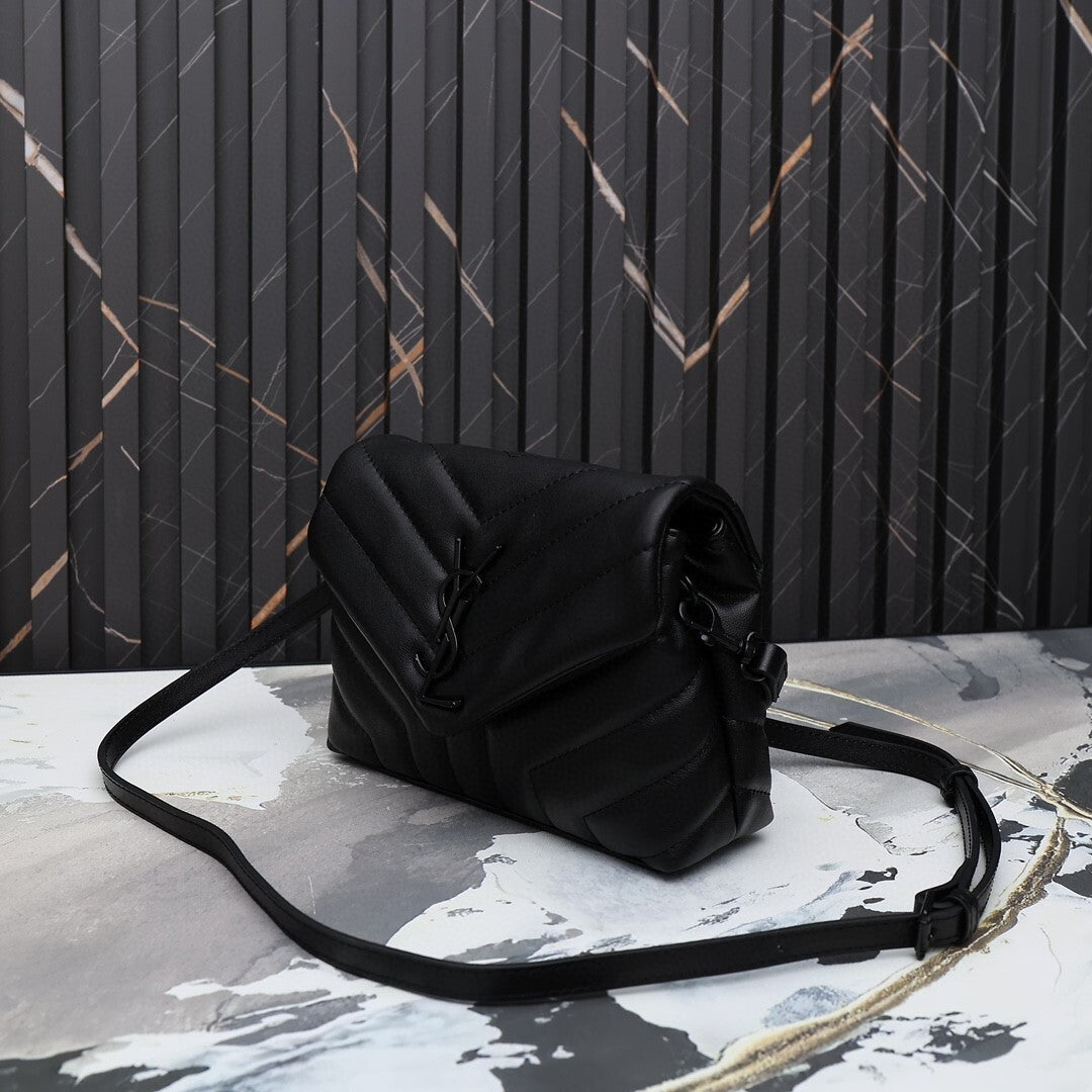 Bolsa Tiracolo Feminina Saint Laurent – Preta Matelassê Chevron (Logo Prateado)