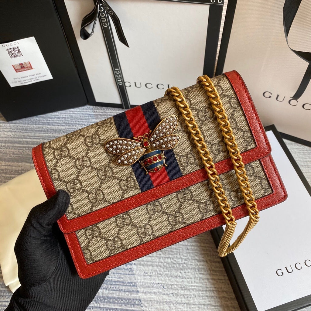 Bolsa Carteira com Corrente Gucci – GG Bee (bege com vermelho)