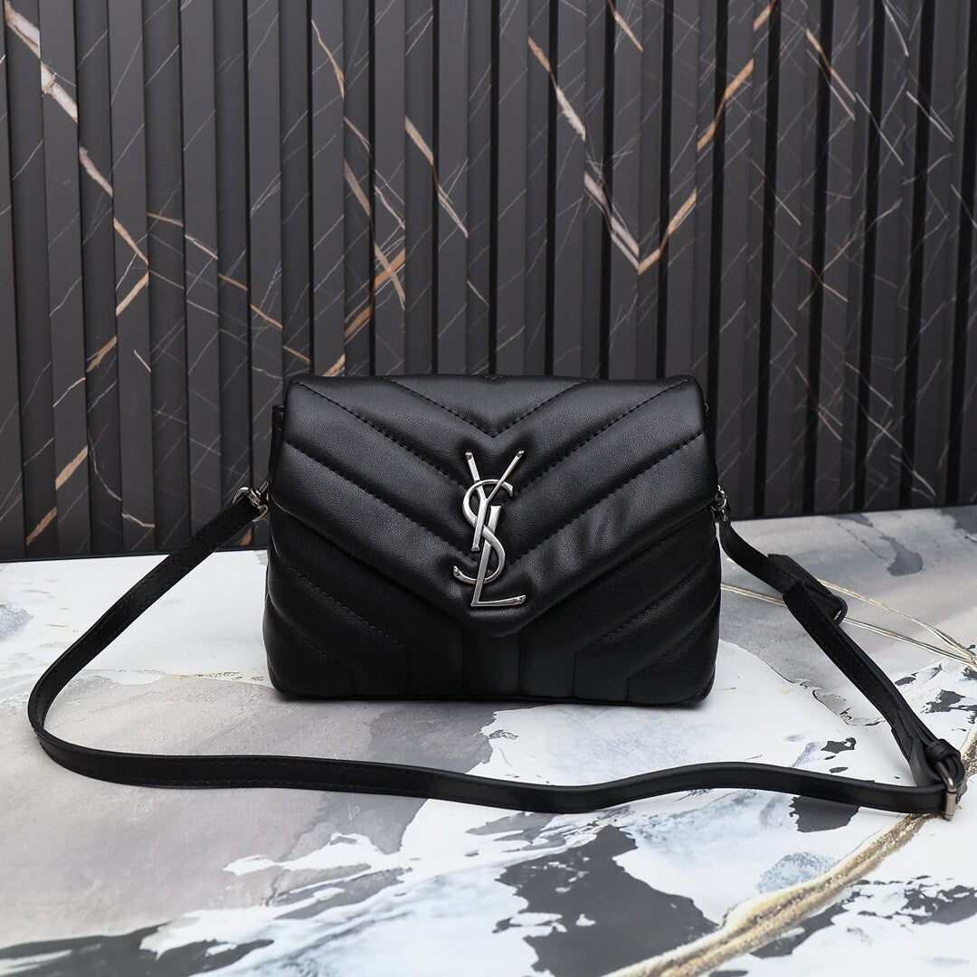 Bolsa Tiracolo Feminina Saint Laurent – Preta Matelassê Chevron (Logo Prateado)