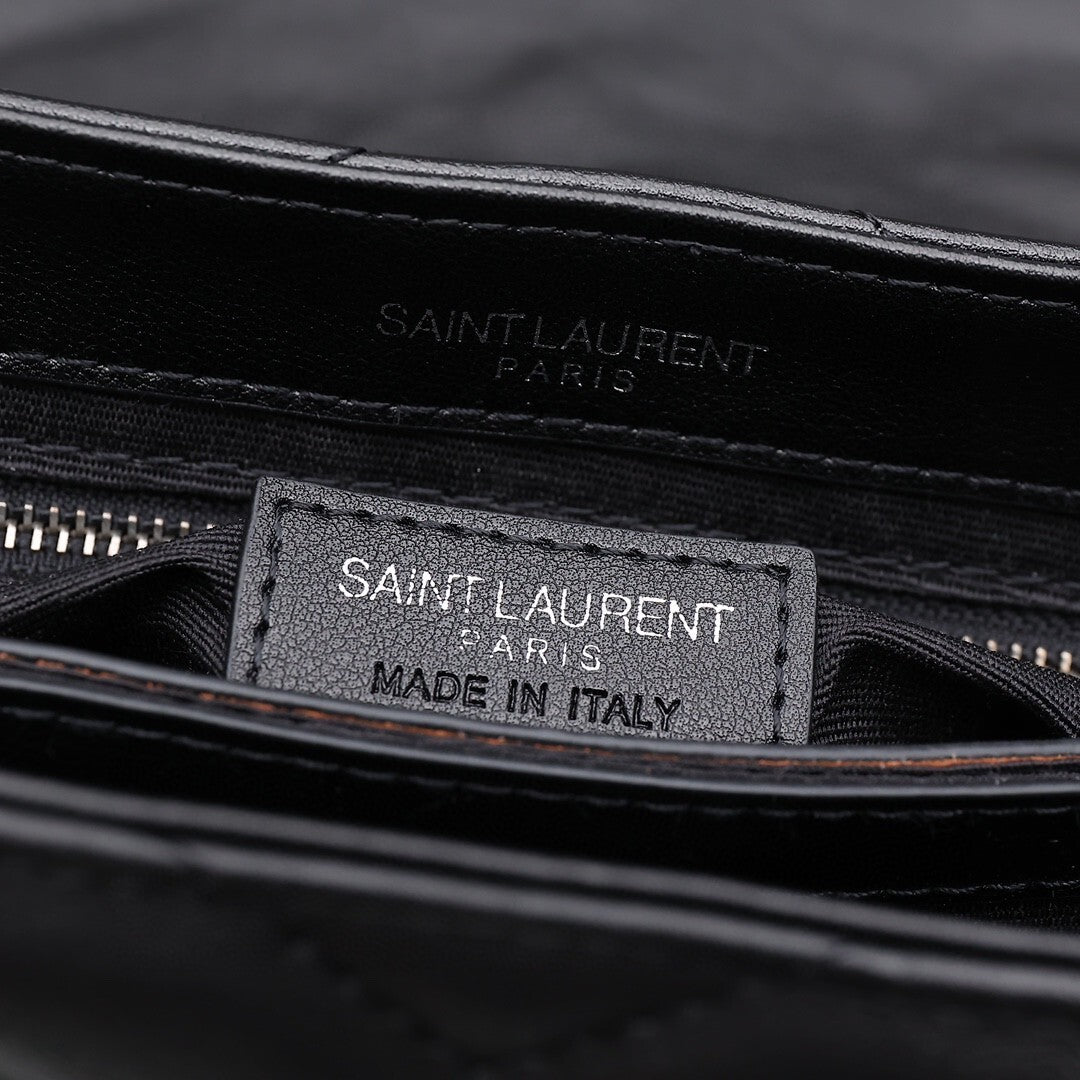 Bolsa Tiracolo Feminina Saint Laurent – Preta Matelassê Chevron (Logo Prateado)